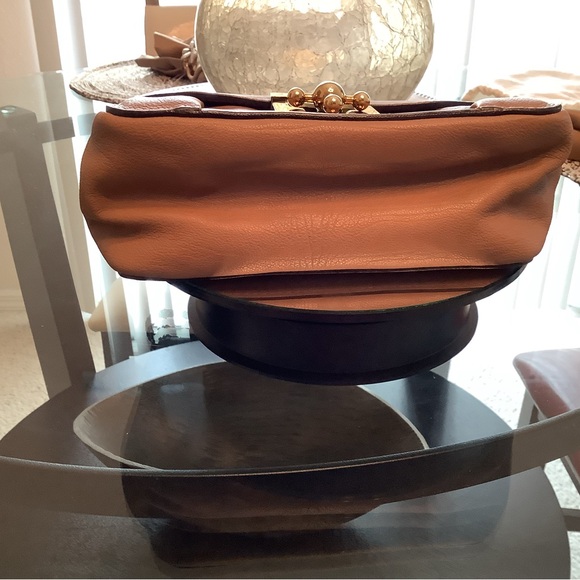 Chloe Tan Gold Crossbody Bag with Luxurious Accents - Picture 5 of 16